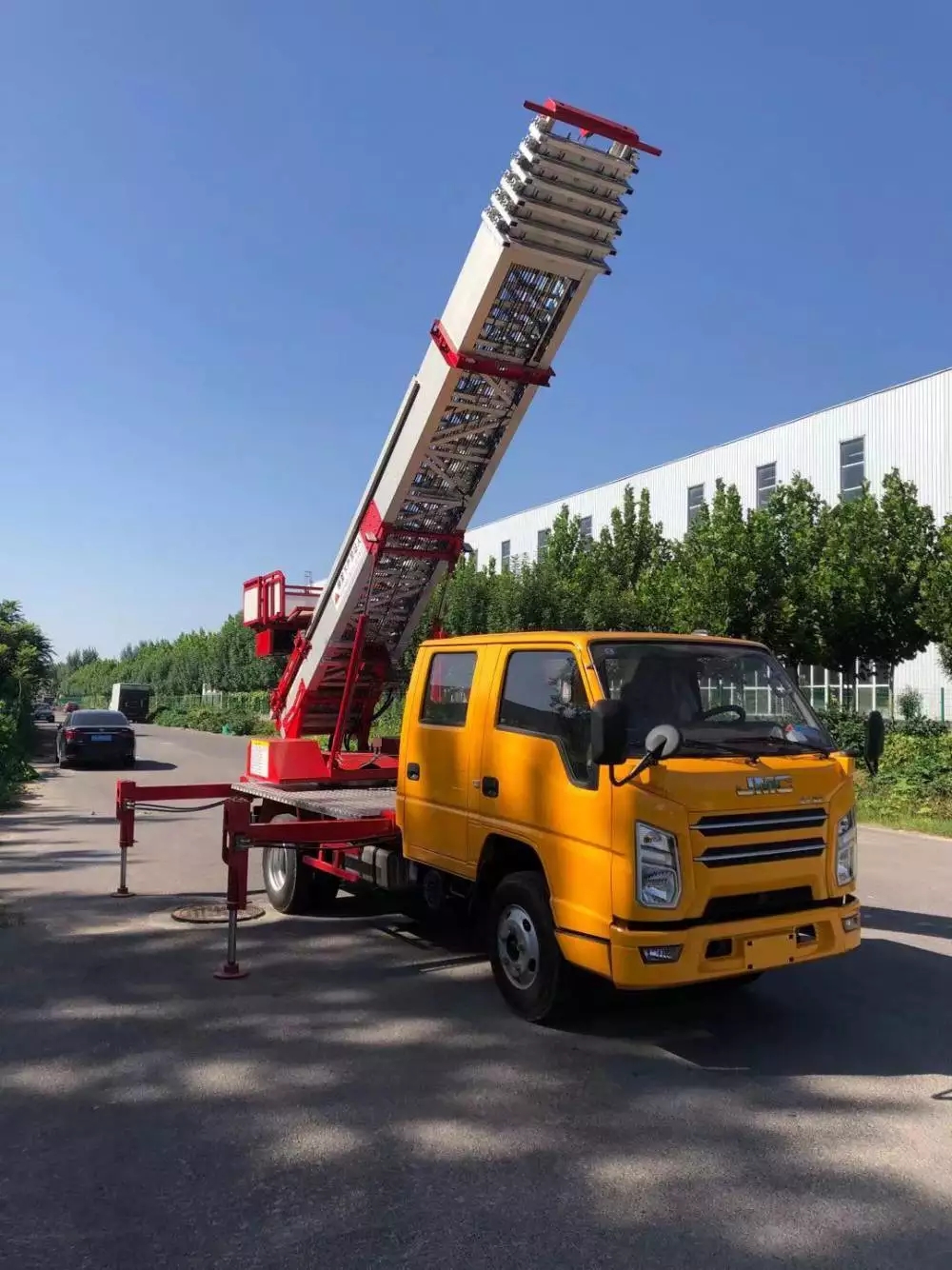 金水附近的云梯车出租服务：轻松解决高空作业需求