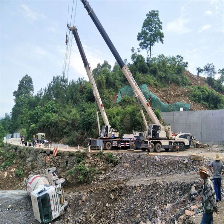 金水汽车掉沟里叫吊车救援要多少钱